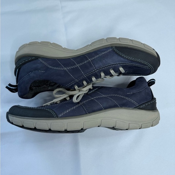 Clarks Blue and Tan Sneakers with Suede Texture - Picture 6 of 8